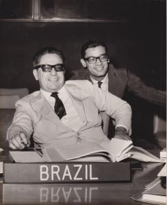 O diplomata Jorio Dauster integrando a delegação brasileira que participou da Conferência das Nações Unidas sobre o Café, em 1962, que culminou na criação do primeiro Acordo Internacional do Café. Na foto, Jorio aparece ao lado do diplomata Armando Mascarenhas.